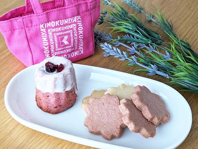 紀伊國屋「カラーミニスイーツバッグ（さくら）」のなスイーツがお皿に出され、並べられた様子