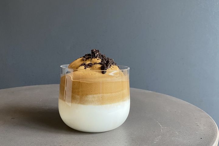 2020年のコロナ禍などに日本でも流行した「ダルゴナコーヒー」