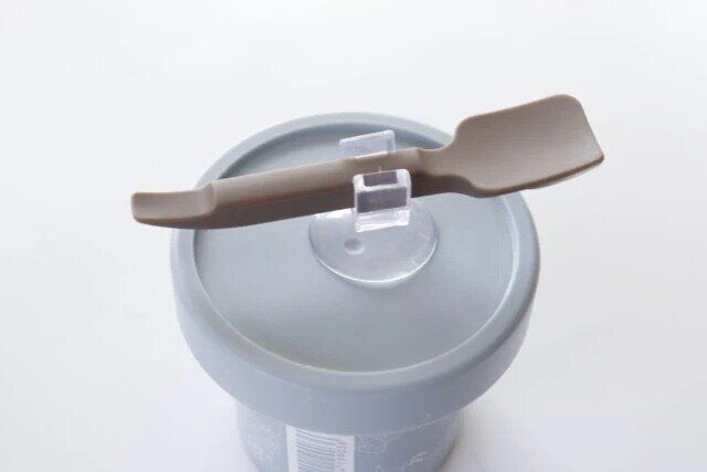 ダイソーのシリコーン スプーン＆スパチュラ 吸盤ホルダー付きを容器にセットした様子