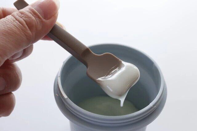 ダイソーのシリコーン スプーン＆スパチュラ 吸盤ホルダー付きでクリームをすくいとる様子