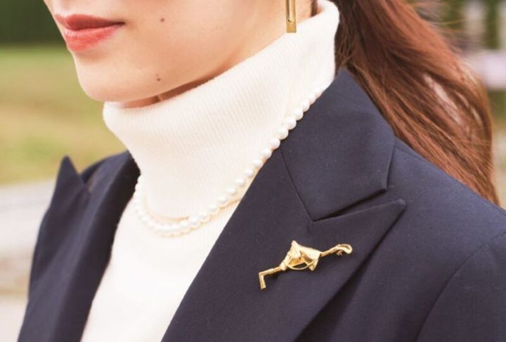 TASAKIのブローチ 40代スナップ ジャケット