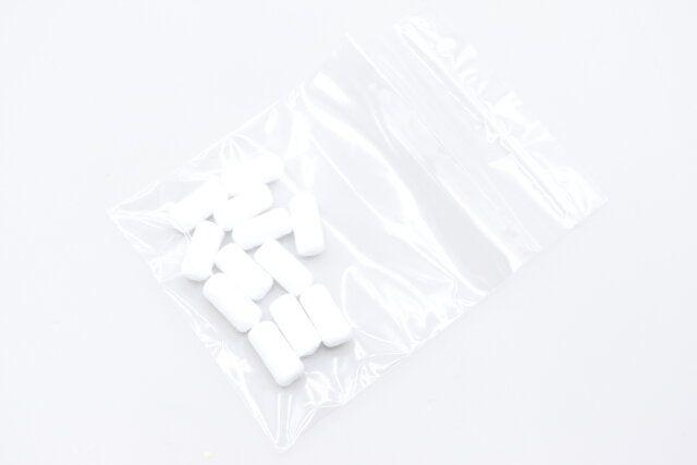 チャック付きの袋に入った鼻用脱脂綿