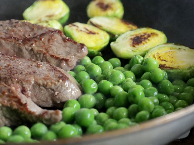 NYストリップステーキランチプレート レシピ グリーンピースと野菜を焼く