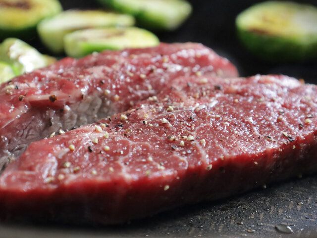 NYストリップステーキランチプレート レシピ ステーキ肉を焼く