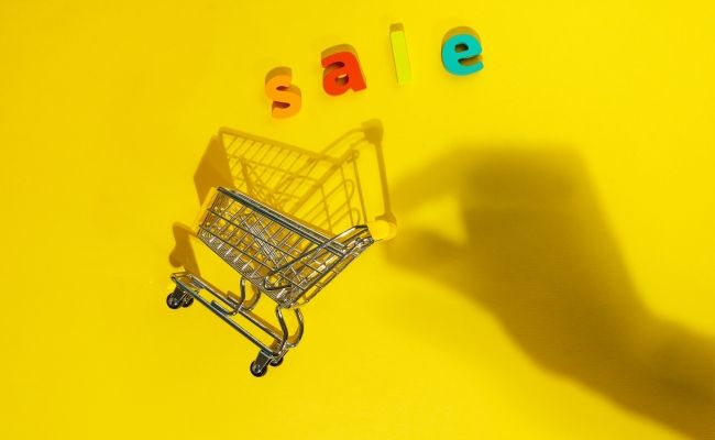 セールの時に買い物しているイメージ