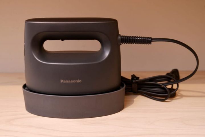 パナソニック 衣類スチーマー「NI-FS70A-K」17,820円（公式通販サイト税込価格）。写真はカームブラックで、ほかにクレイベージュもあります