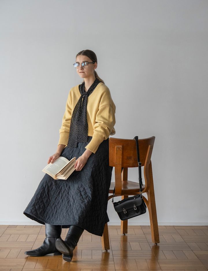 イエローのVネックには、ドットのブラウスが相性よしです。【Vネックニット着こなし-03】