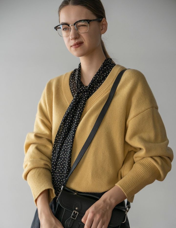 イエローのVネックには、ドットのブラウスが相性よしです。【Vネックニット着こなし-03】