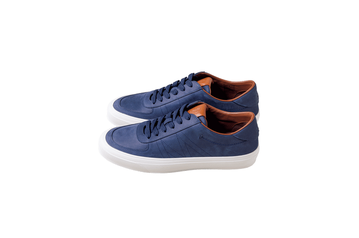 〈モンクレール〉のスニーカー