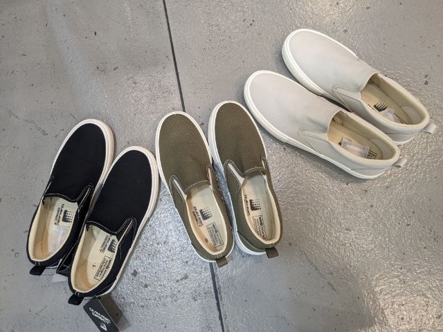 3足のスリッポンタイプのスニーカー