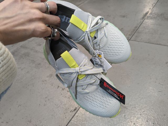 グレーのスニーカー