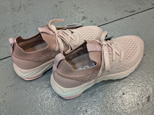 ピンクのスニーカー