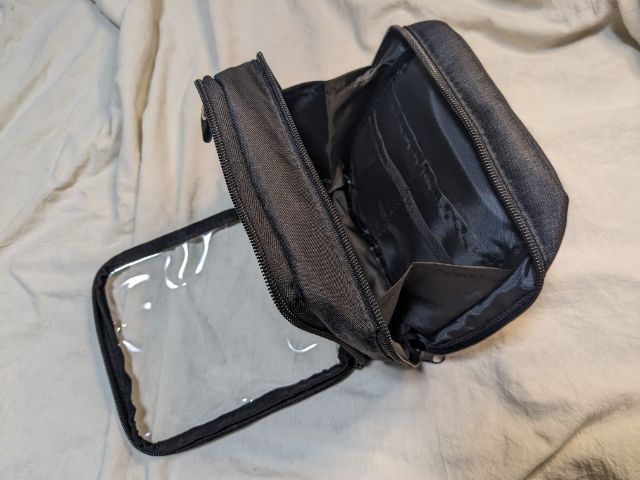 ガバッと開くポーチ