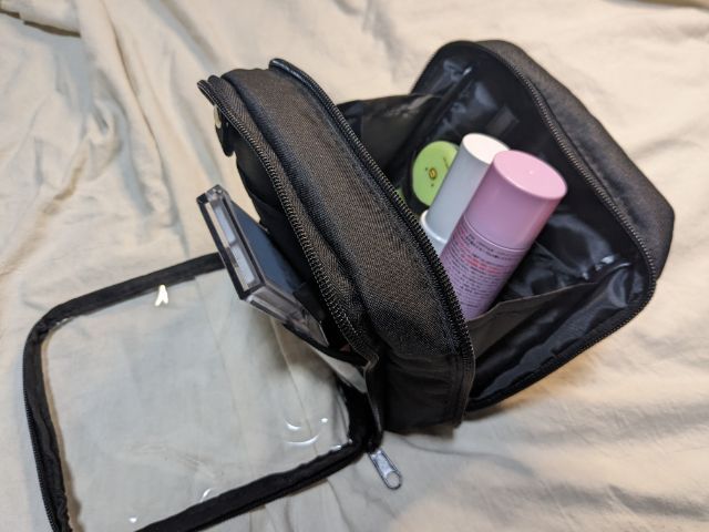 ポーチに収納したコスメ