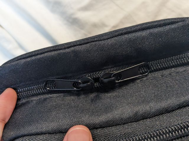 スクエアポーチのダブルジップ