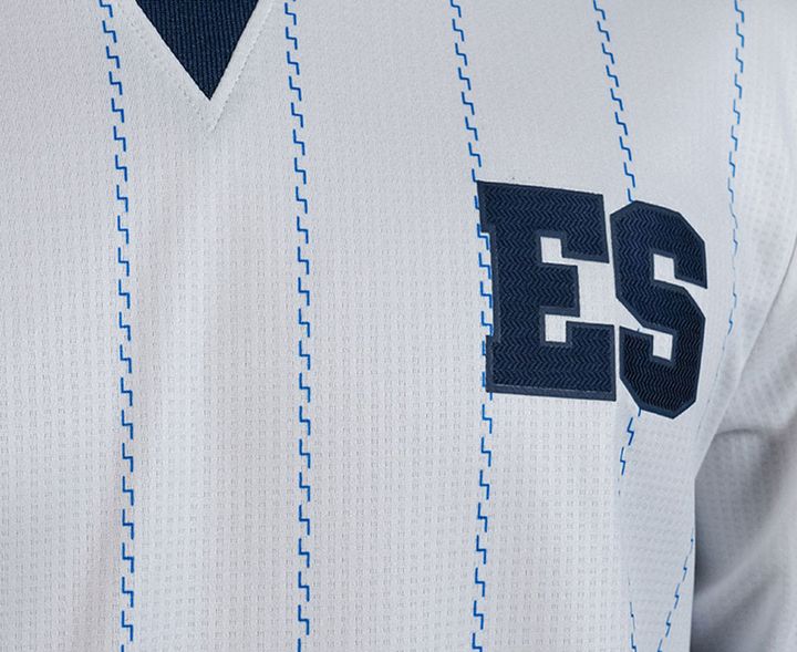 エルサルバドル代表、異例「第4のユニフォーム」が超レトロでかっこいい！そのデザインは「鳥」