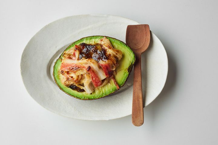 海苔の風味豊かな“アボカドのカニかま詰め海苔マヨ焼き”