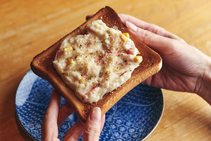 クリーミーでほんのり甘い“カニカマのグラタントースト”