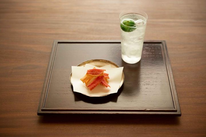 ジンソーダを引き立てる“カリカリ・カニカマチップス”