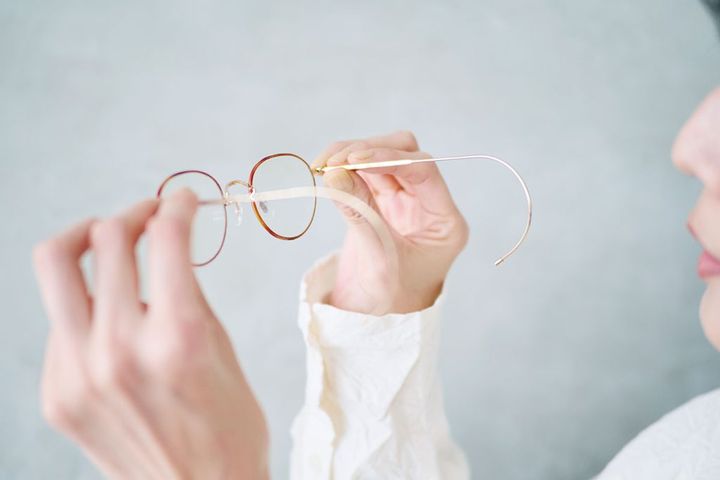 俳優・モデル 菊池亜希子さんの私服ファッションスナップ。軽やかな白のワントーンコーデを小物でクラシカルに