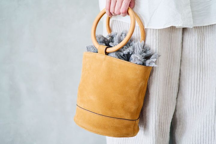 俳優・モデル 菊池亜希子さんの私服ファッションスナップ。軽やかな白のワントーンコーデを小物でクラシカルに