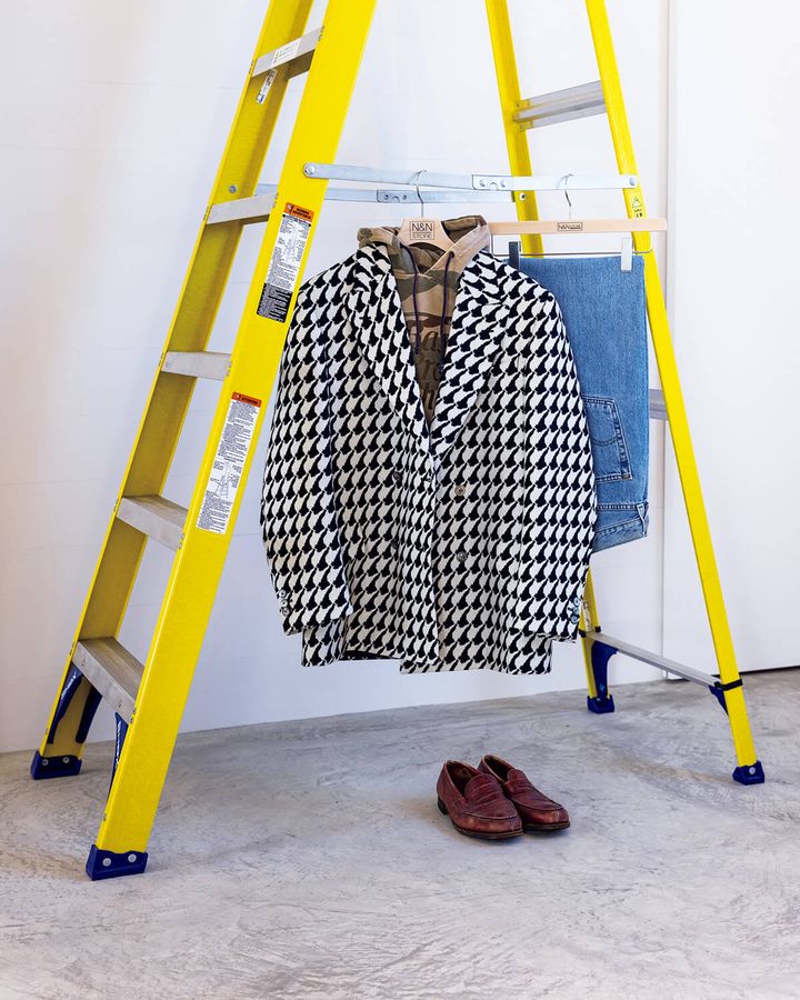 淡路島〈N&N STORE〉ドーメル社に別注したショップ限定生地で仕立てたダブルブレストジャケット、80sの〈バス・プロ・ショップス〉のパーカ、90sの〈リーバイス®〉のデニム、〈ジェイエムウエストン〉のビスポークシューズ