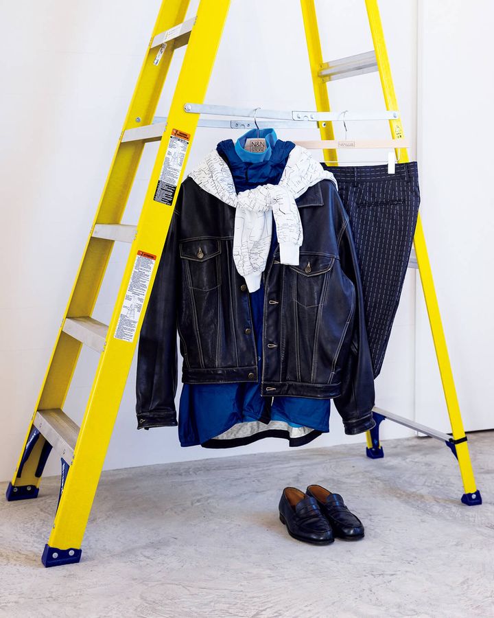 90sの〈リーバイス®〉の3rdレザージャケット、〈パタゴニア〉のパーカ、〈ニート〉のスラック、〈ジョンロブ〉のビスポークシューズ