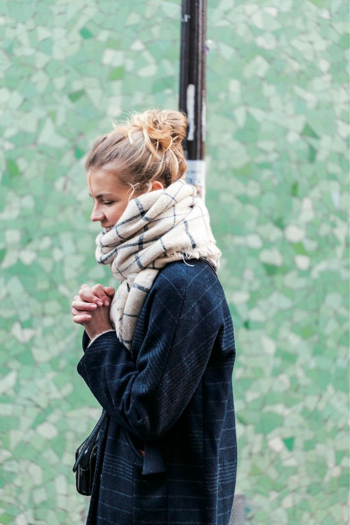 小物使いが上手！シンプルコーデをオシャレにみせるスタイル【パリジェンヌの一週間コーデ】