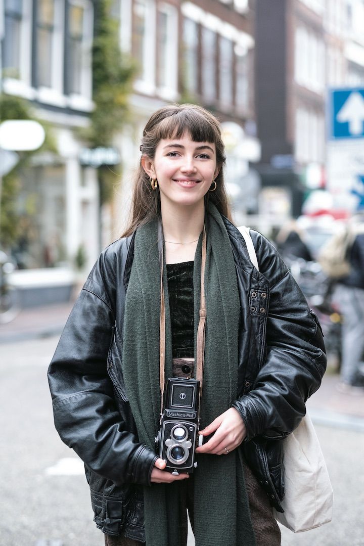 小物使いが上手！シンプルコーデをオシャレにみせるスタイル【パリジェンヌの一週間コーデ】