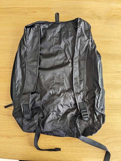 無印良品「たためる 撥水リュックサック」を広げた様子（背中側）