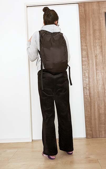 買い物品を入れた無印良品「たためる 撥水リュックサック」を背負った様子