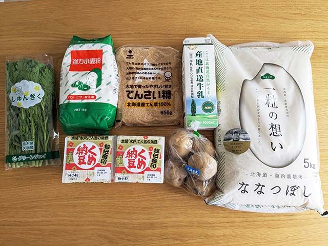 無印良品「たためる 撥水リュックサック」に入れるための買い物品（米5kg、牛乳1L、じゃがいも、てんさいとう、、納豆2パック、強力粉、春菊）