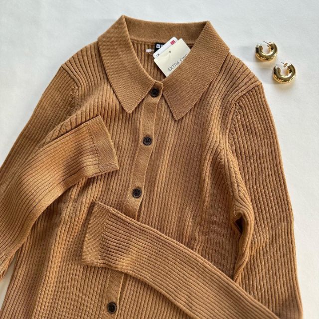 UNIQLOのベージュのエクストラファインメリノリブポロカーディガン