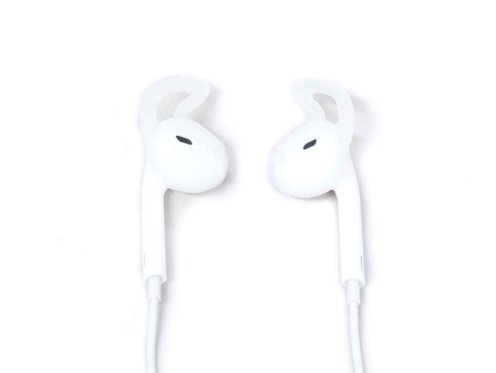 こちらがダイソーで110円の「AirPods＆EarPods用シリコンカバー」4