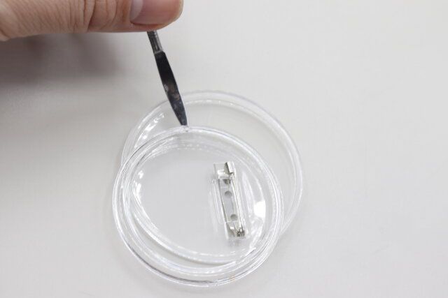 セリアのヲタコレ アクリルバッジキット 58mmを開ける様子