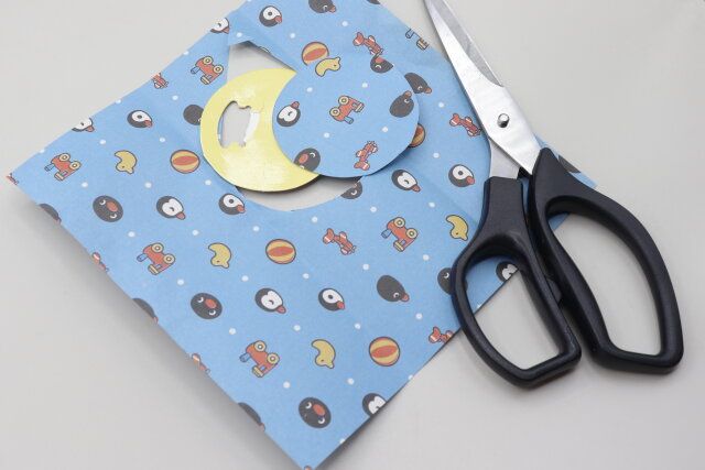 セリアのヲタコレ アクリルバッジキット 58mmのパッケージを使ってデザインペーパーをカット