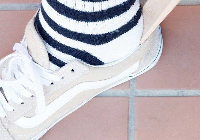 ダイソーのブナの木 靴べらを使用した様子