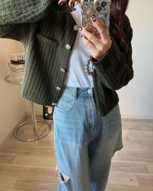 テクスチャードニットショートカーディガンを着用している