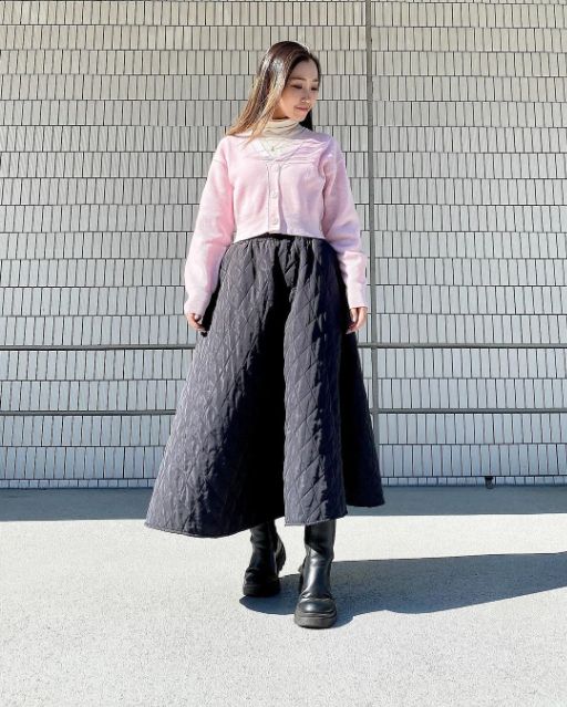 GUのピンクのウォッシャブルクロップドカーディガンとスカートの全身コーデ