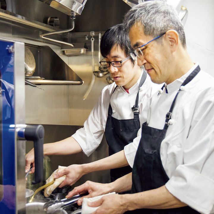 三鷹〈レストラン七條〉の店主・七條清孝さんと息子の圭さん