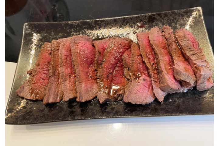 フライパン一つで簡単 “バジル香る絶品ローストビーフ” 