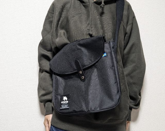 黒を肩にかけたところ