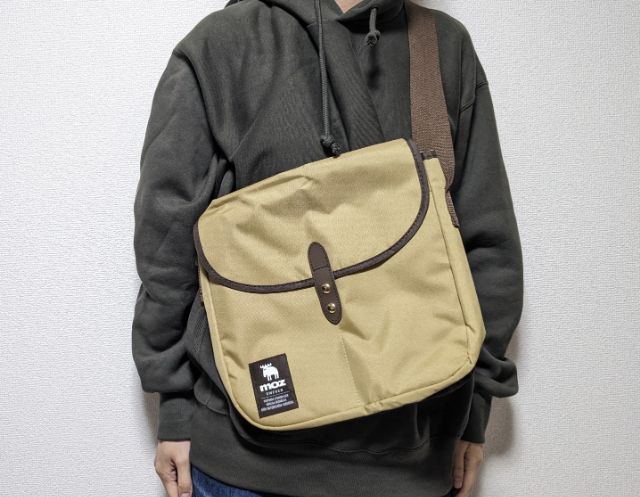 ベージュを肩にかけたところ