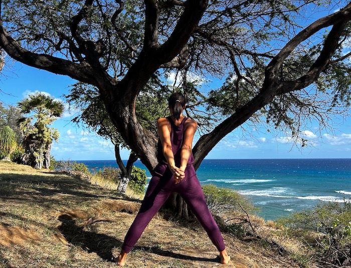 うしろで両手を組む