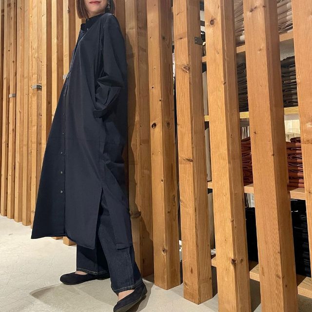 シワになりにくい ブロードスタンドカラー長袖ワンピースを着用したコーデ