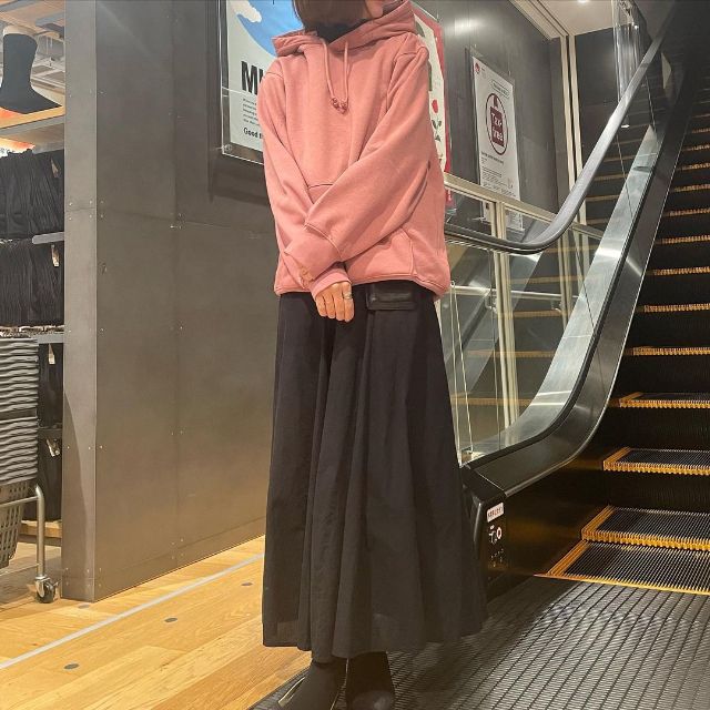 スウェットプルパーカーを着用したコーデ