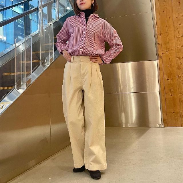 洗いざらしブロードレギュラーカラー長袖シャツを着用したコーデ