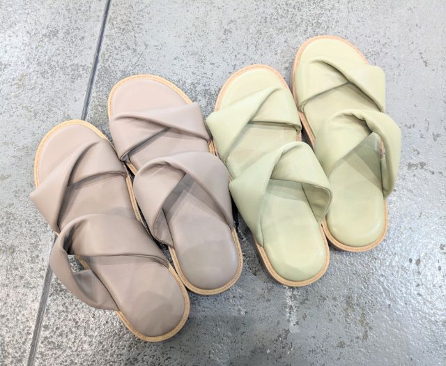 ベージュとグリーンのサンダル