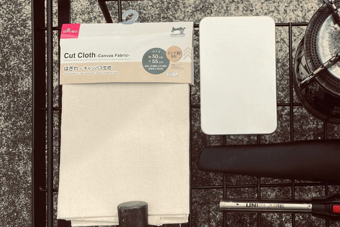 ダイソーの布とセリアの缶