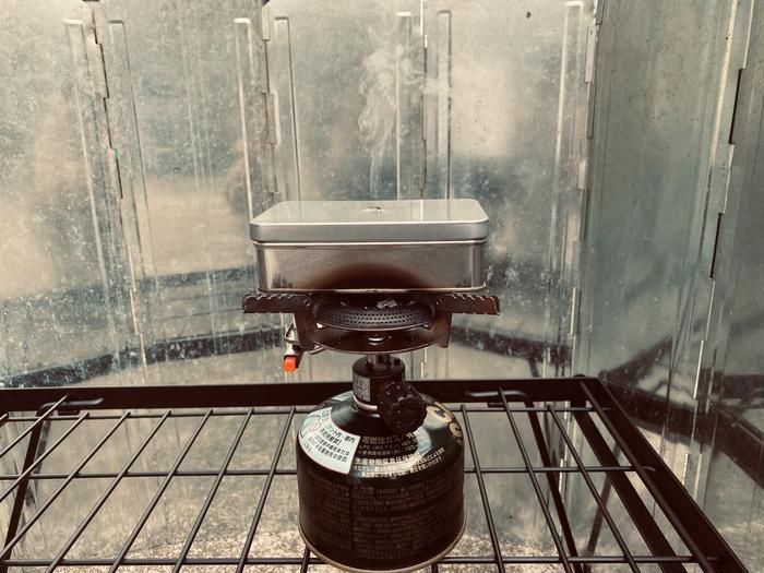 缶を火にかけている